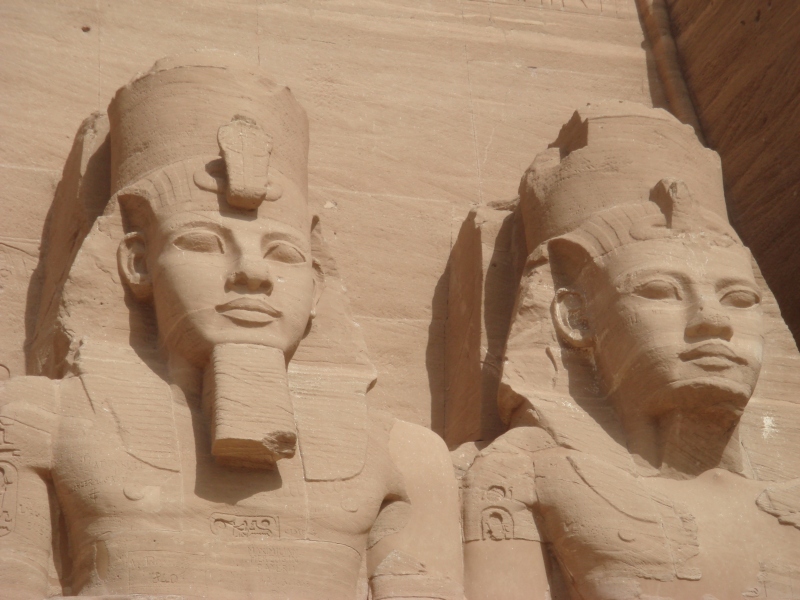 Ramses II und seine Gemahlin müssen seinerzeit sehr beeindruckend auf Reisende und Angreifer gewirkt haben.