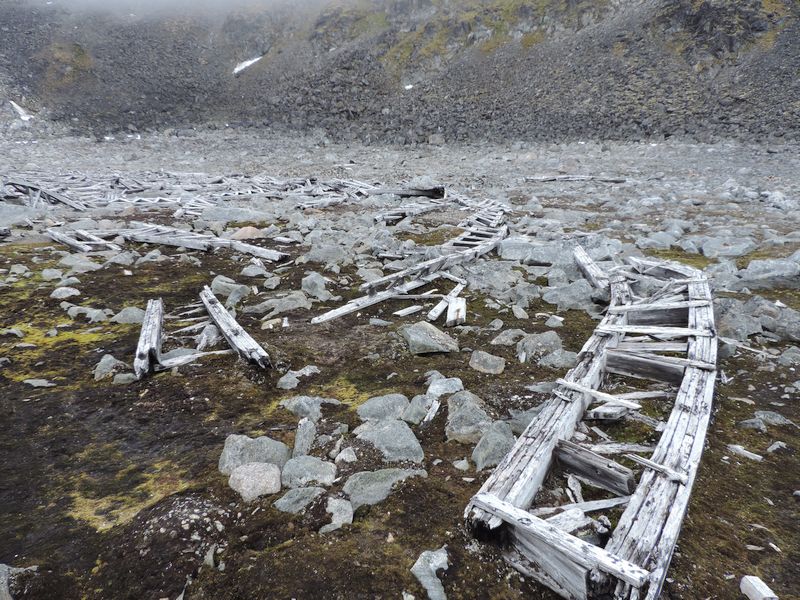 Virgohamna: Reste des Luftschiffhangars von Wellmann