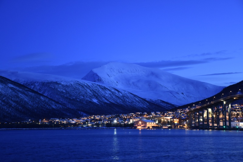 Bergsilhouette vom Tromsö. In fast vollständiger Dunkelheit passable Bilder anzufertigen ist nicht so einfach.