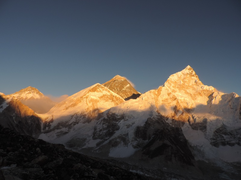 … was dann so aussieht! <strong>Everest</strong> und <strong>Nuptse</strong> im gleißenden Sonnenlicht.
