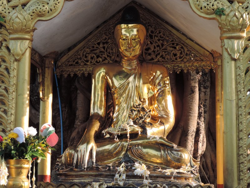 Prachtvolle Buddha-Statue in der Shwedagon-Pagode in der Hauptstadt Yangon.