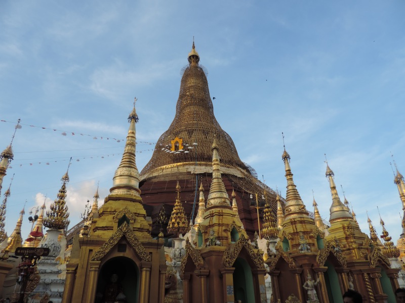 Die Shwedagon-Pagode ist das Wahrzeichen des Landes schlechthin. Sie ist nicht nur buddhistisches Zentrum für die Gläubigen des Landes oder für die vielen Touristen, sondern auch ein überaus beliebter Treffpunkt für Jung und Alt in den Abendstunden. Die Menschen verbringen viel Zeit dort miteinander. Die Pagode ist über einhundert Meter hoch und zum Zeitpunkt unseres Besuches mit Bambus eingerüstet. Alle fünf Jahre geschieht das. Es wird die Goldbeschichtung erneuert. Die sehr armen Menschen Myanmars spenden oft das letzte Ersparte für ihren Gott. Gekrönt wird diese Pagode von einer goldenen Kugel mit 25 cm Durchmesser. Sie ist mit 4.350 Diamanten und weiteren 93 Edelsteinen besetzt. Der größte Diamant besitzt 76 Karat (!).