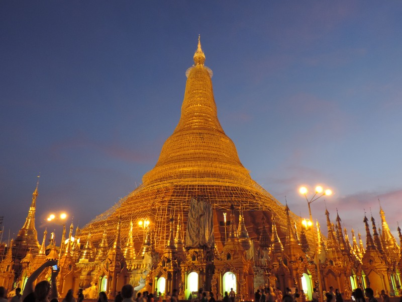 So herrlich erstrahlt die Shwedagon-Pagode am Abend. Bei sehr milden Temperaturen lässt sich der Abend dort genießen. Man spürt intensiv, wie ernst die Menschen ihre Religion nehmen. Sie haben eine Verbindung untereinander, die wir in Deutschland sicher so nicht erleben können.