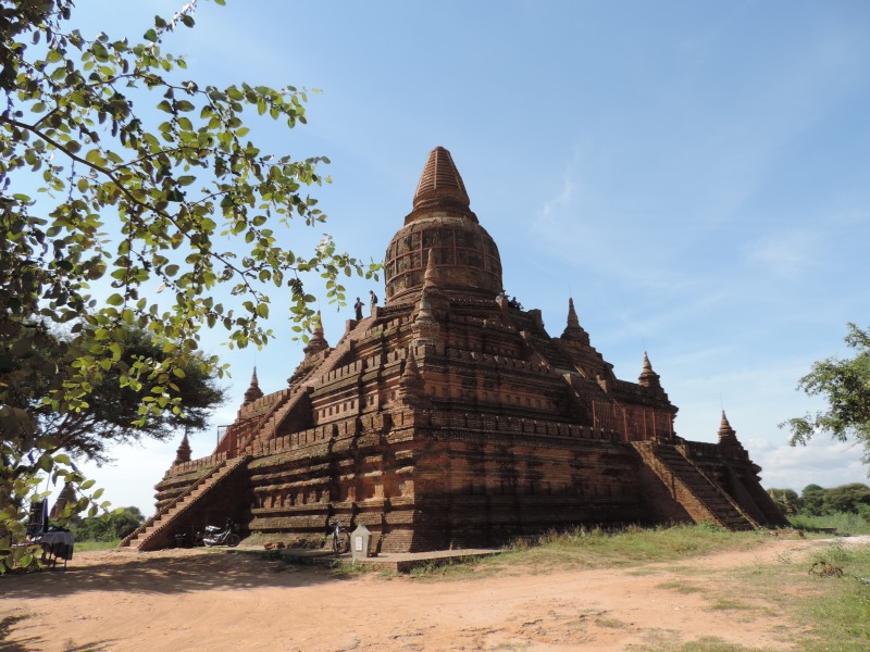 Im Land der Pagoden finden sich viele Bauformen hierfür. In der Umgebung von Bagan sind sehr viele Pagoden gemauert wie diese hier zum Beispiel. Speziell die Landschaft um Bagan ist übersät mit derartigen Kunstwerken.