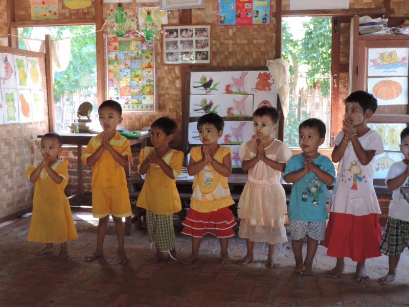 Auf dem Weg mit dem Bus von Bagan nach Mandalay legten wir an einer ländlich gelegenen Schule Rast ein. Dieses Schulprojekt wird von unserem Reiseveranstalter GECO unterstützt. Zum Dank empfingen uns die Kinder und Lehrer auf das herzlichste. Wir duften einer kleinen Aufführung beiwohnen und alles in Ruhe besichtigen.