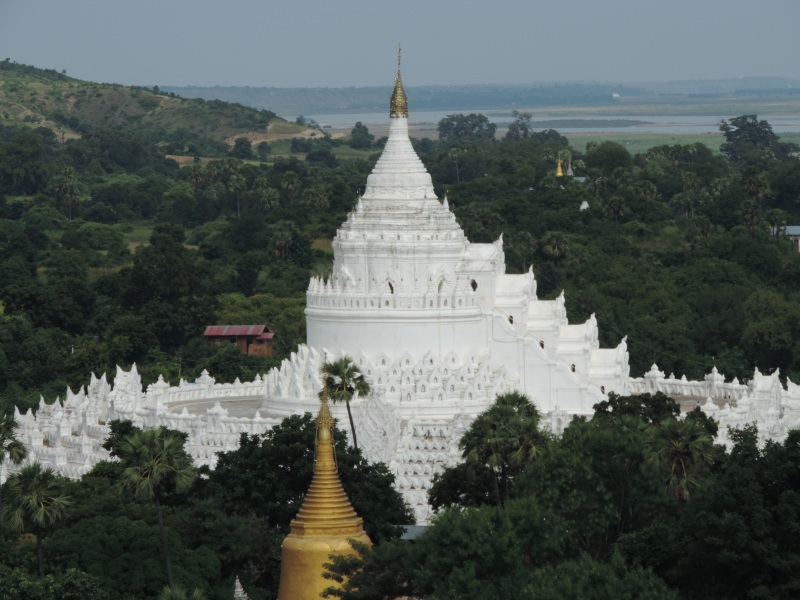 Zu Besuch in Mingun, der letzten Königsstadt Myanmars. Diese Stadt fällt dadurch besonders auf, das die Pagoden nicht nur weiß, sondern auch gewaltig groß sind.