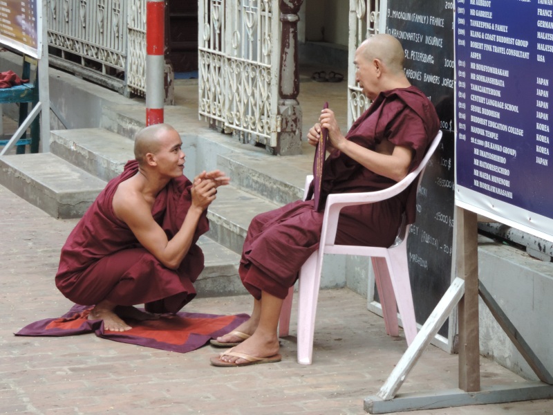 Ein junger Mönch im Gespräch mit seinem Meister.