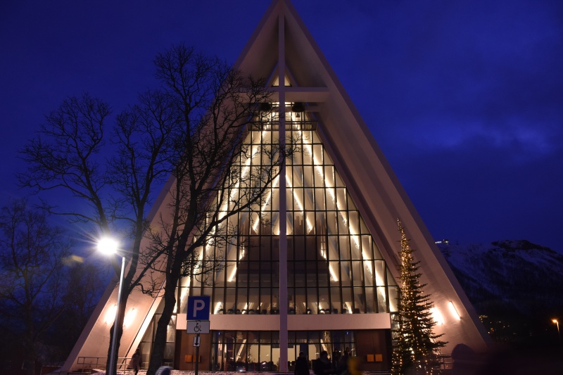 Frontalansicht der Eismeerkathedrale. Sie überstrahlt im Prinzip die Skyline Norwegens größter Stadt im Norden. Knapp 60.000 Menschen leben hier. Knappe 30% davon sind zwischen 18 und 30 Jahre alt. Viele Einwohner dieser Menschengruppe sind Studenten.